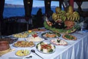 Bolivienreise titicaca buffet cruiseship